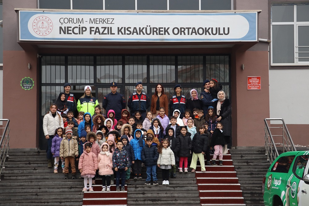 Jandarma Öğrencilerin Karne Heyecanına Ortak Oldu